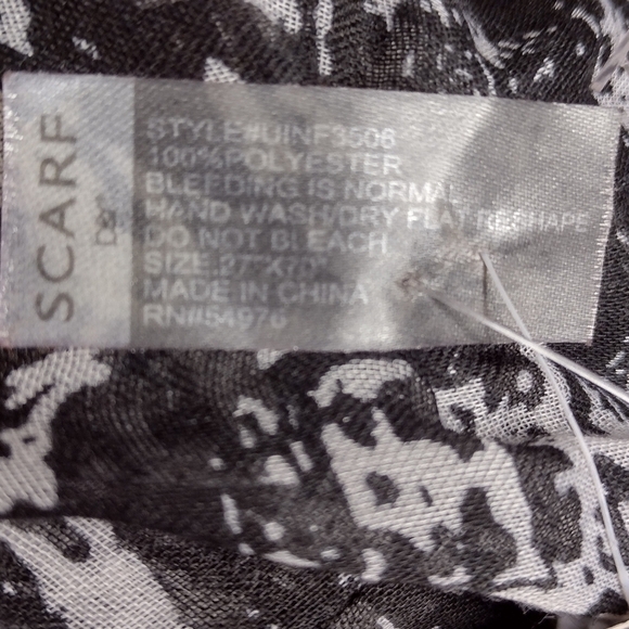 Wilsons Leather Infinity Scarf NWT Black White Abstract Lightweight 27x70 - Picture 6 of 6